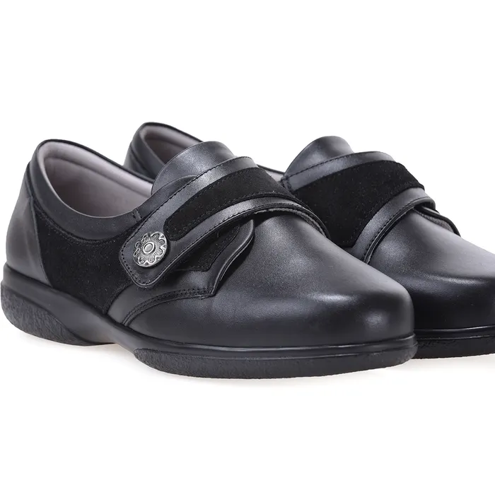 Darcy womens shoes black in colour from front